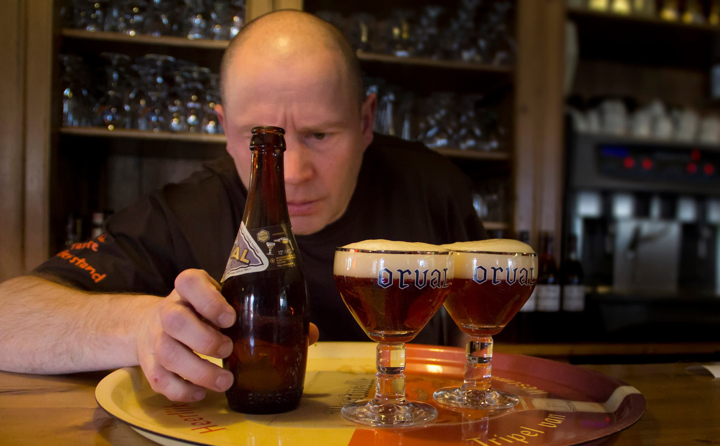 De bar van De Heeren van Liedekercke met Joost achter de tap